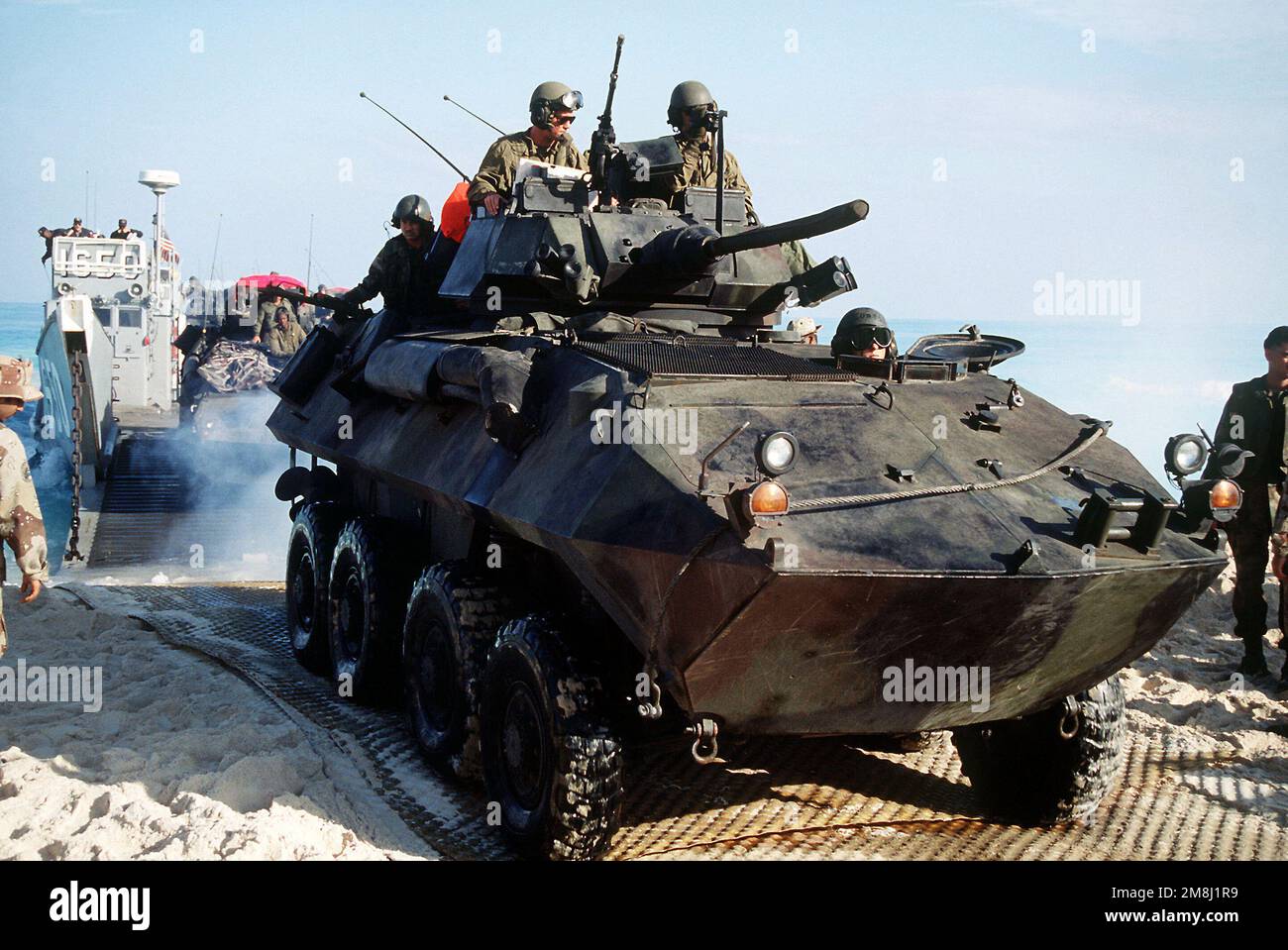 Nahaufnahme eines leichten gepanzerten LAV-25-Fahrzeugs, das während des Trainings DES BRIGHT STAR '94 von einem Landungsschiff an einem Strand in Ägypten gefahren wird. Betreff Betrieb/Serie: BRIGHT STAR '94 Land: Ägypten (EGY) Stockfoto