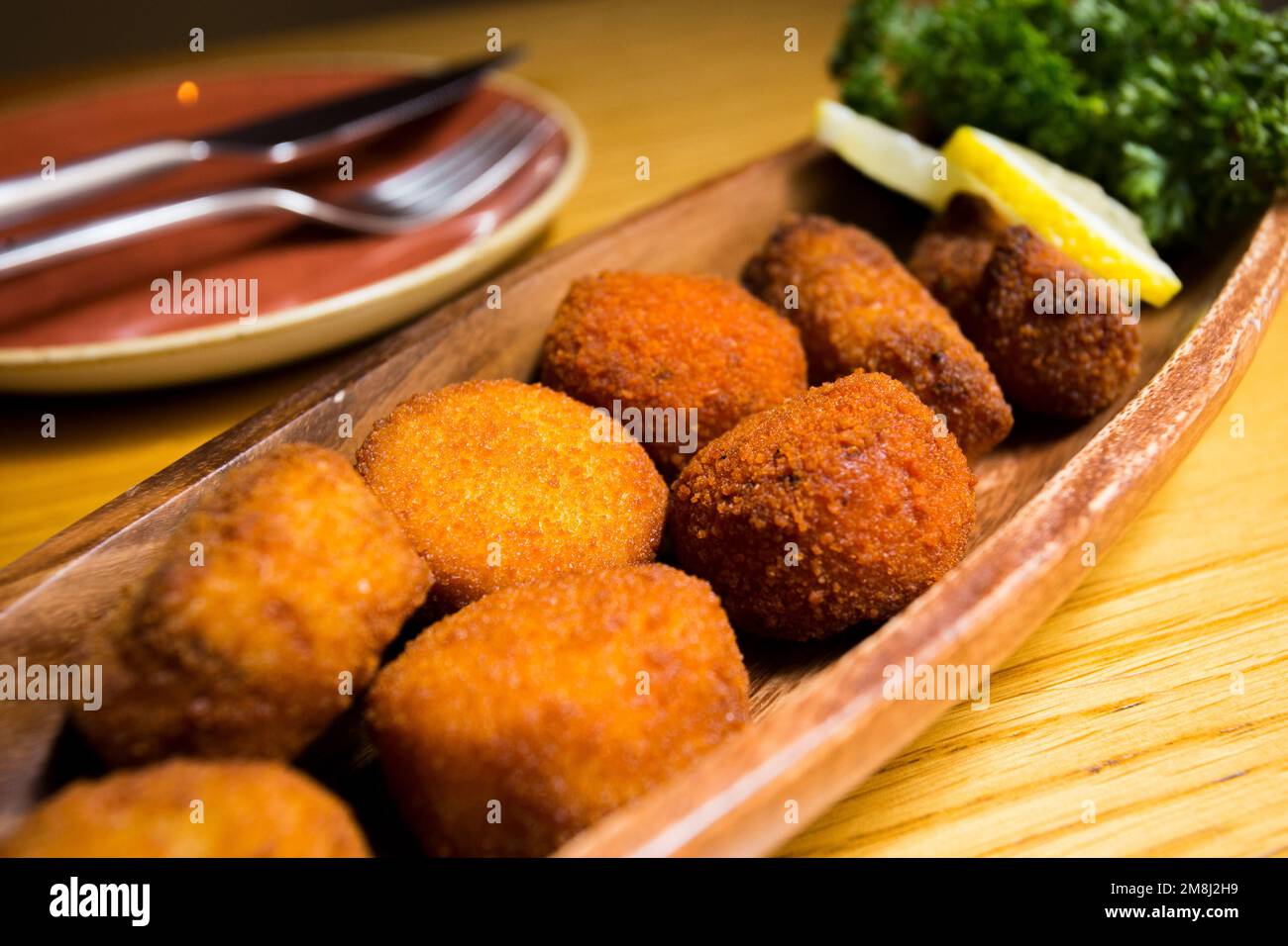 Spanische Kroketten. Die Krokette ist eine Portion Teig, der aus einer ...