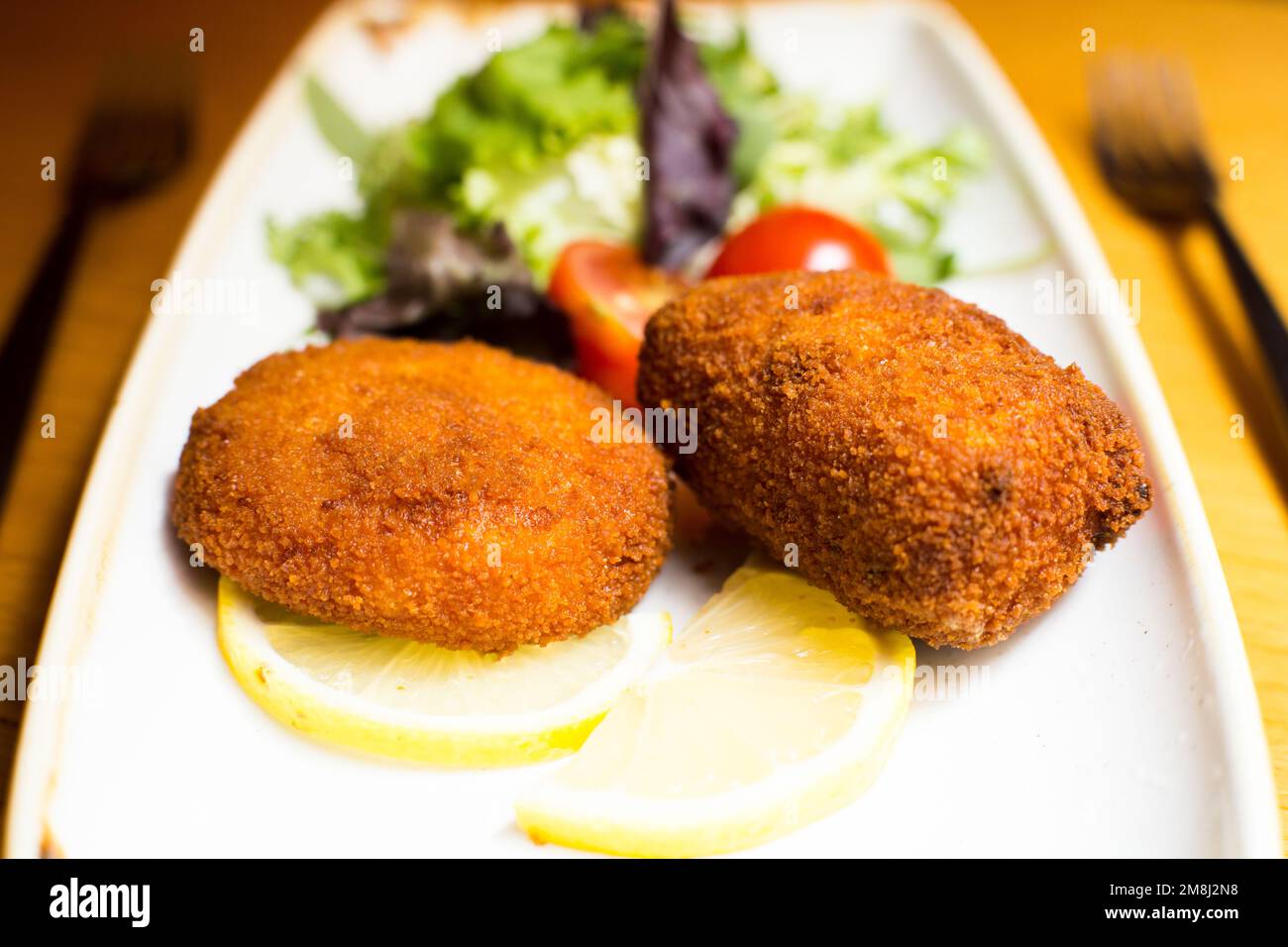 Spanische Kroketten. Die Krokette ist eine Portion Teig, der aus einer ...