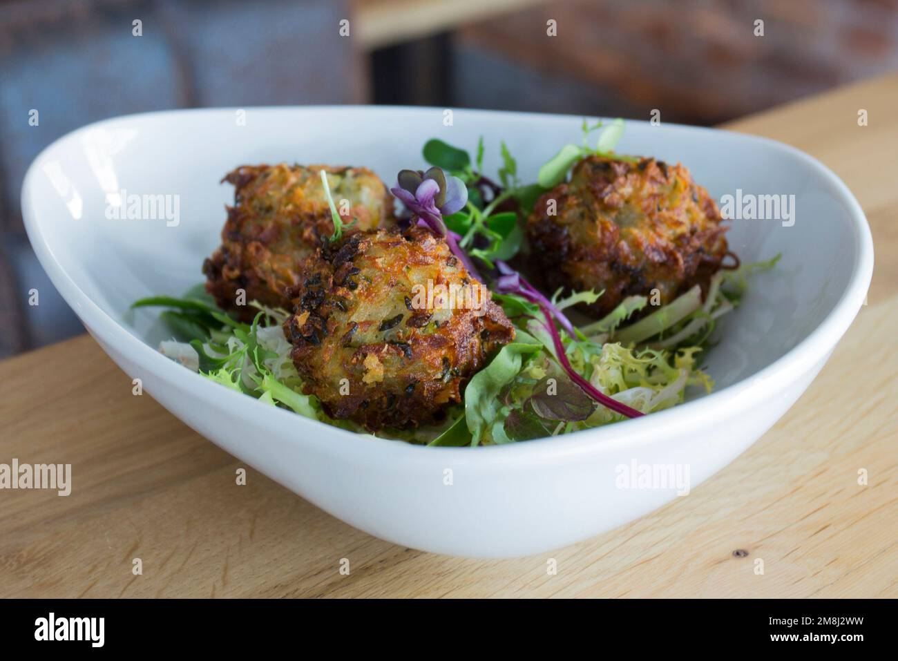 Spanische Kroketten. Die Krokette ist eine Portion Teig, der aus einer ...