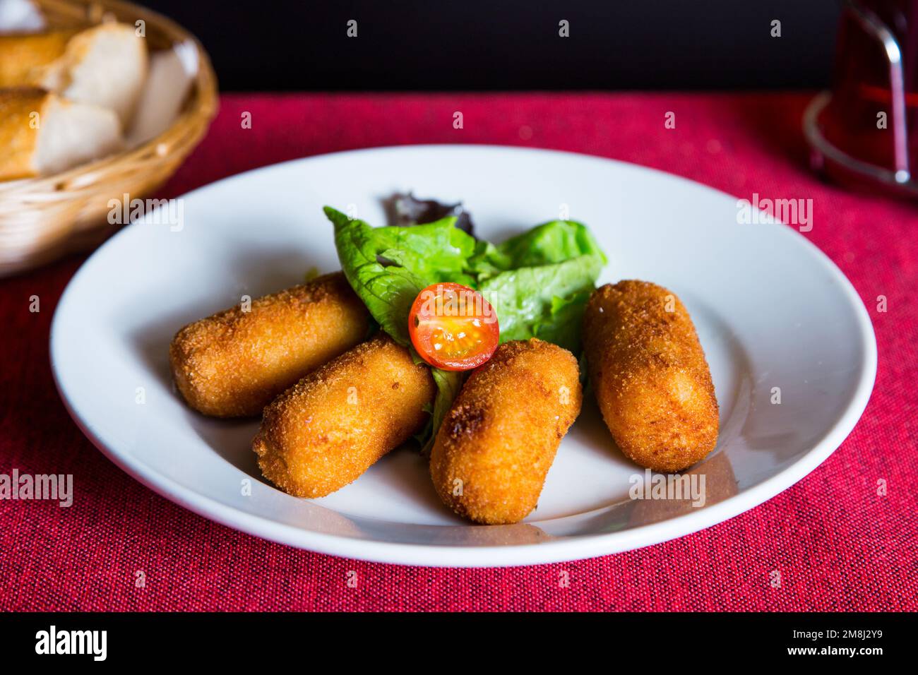 Spanische Kroketten. Die Krokette ist eine Portion Teig, der aus einer ...