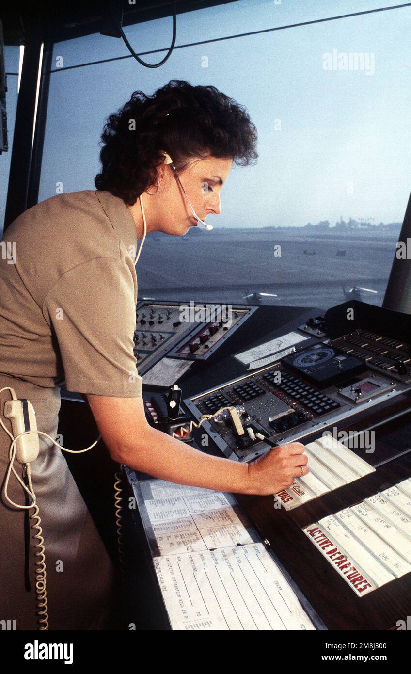 Air Traffic Controlman Third Class (ACC) Wendy Parrett listet ein neues Flugzeug auf, das von ihrer lokalen Kontrollposition im Flugverkehrskontrollturm der Naval Air Station North Island angekommen ist. Basis: San Diego Staat: Kalifornien (CA) Land: Vereinigte Staaten von Amerika (USA) Stockfoto