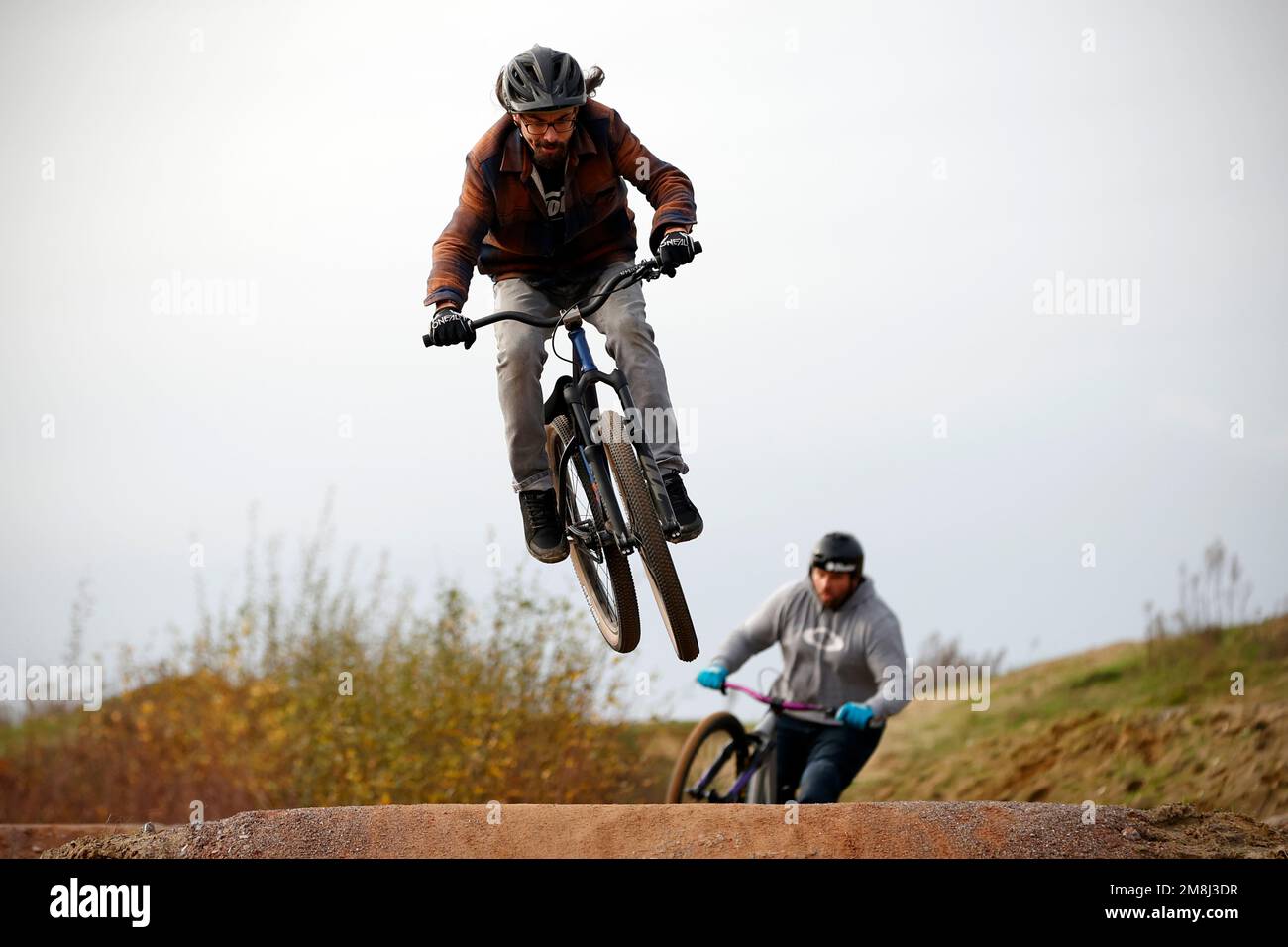 Mountainbike-Fahrer in Aktion auf einer BMX- und Pumpstrecke in der Nähe von Fleet in Hampshire. Stockfoto