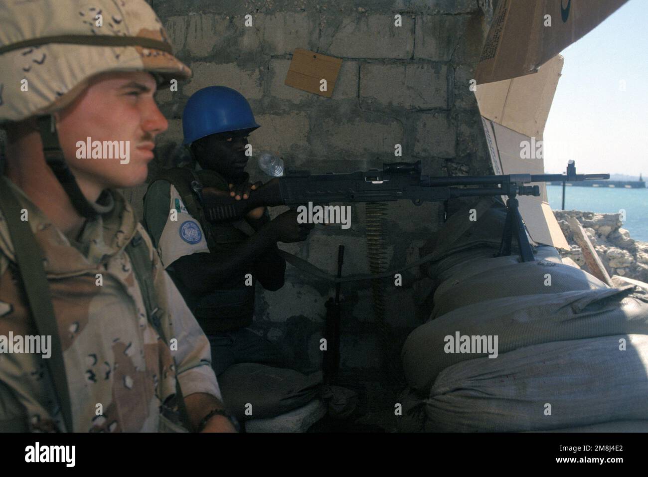 Marine CPL. William Poe aus Camp Pendleton, CA, und Trooper Samuel Adugu von der nigerianischen Armee stehen Wache am Hafen in Mogadischu. Die primäre Mission des Nigerianer in Mogadischu ist die Hafensicherheit. Einsatzgebiet/Serie: UNOSOM II Basis: Mogadischu Land: Somalia (SOM) Stockfoto