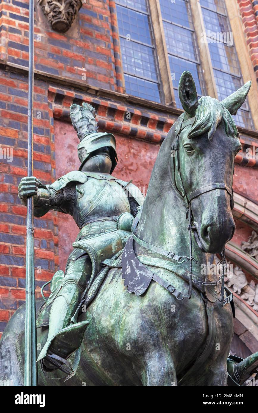 Bremen, Deutschland - 13. November 2022: Ritterskulptur vor dem alten Rathaus von Bremen in der Freie Hansestadt Bremen in Deutschland Stockfoto
