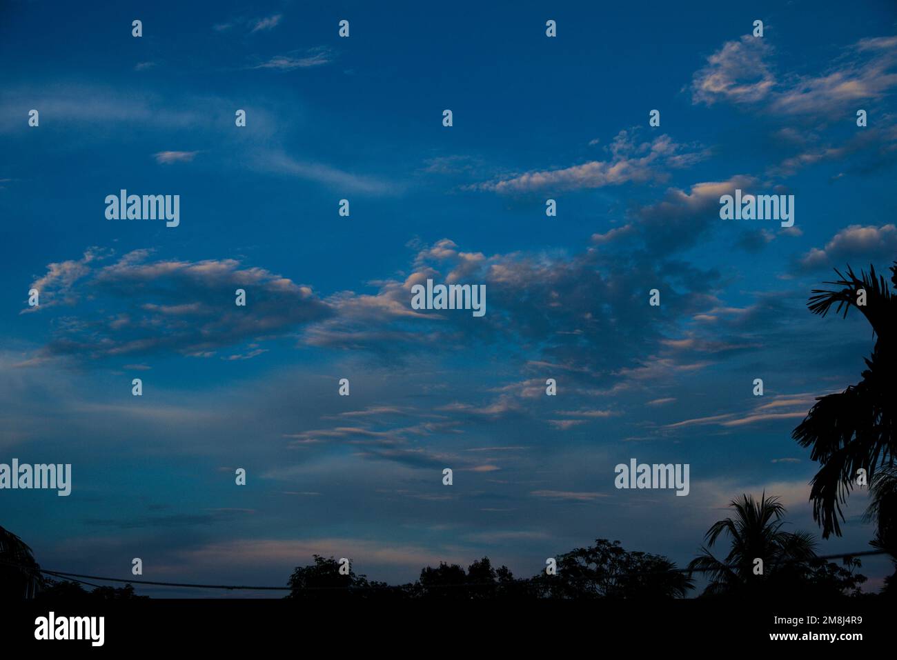 Spontanes Wolkenmuster in blauem Himmel natürlich Stockfoto