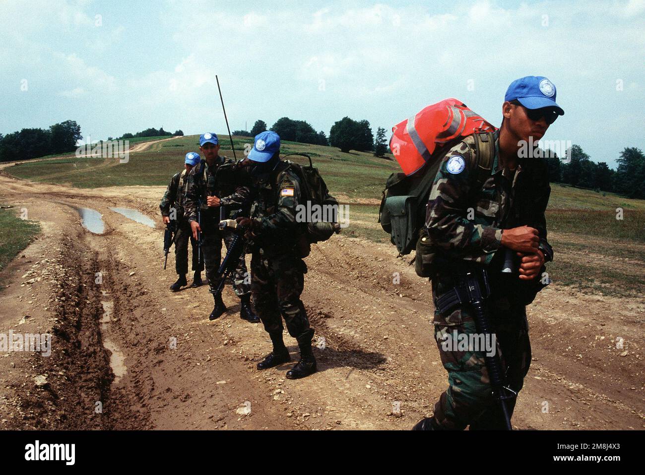 Eine abgesegnete Patrouille läuft durch die Landschaft Mazedoniens. Soldaten der 1. Panzerdivision Baumholder, Deutschland, halten an den mazedonischen serbischen Grenzen unter der UNPROFOR eine Präsenz. Die Einheit unterhält 10 Außenposten entlang der Grenze. Land: Mazedonien (MKD) Stockfoto