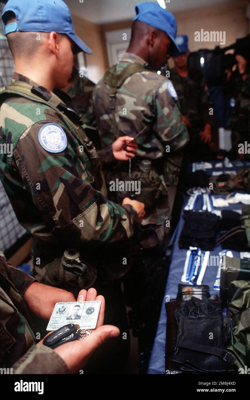 Eine Inspektion vor dem Gefecht (PCI) wird durchgeführt, bevor Patrouillen die Außenposten verlassen. Soldaten der 1. Panzerdivision, Baumholder, Deutschland, halten an den mazedonischen serbischen Grenzen unter der UNPROFOR eine Präsenz. Die Einheit unterhält 10 Außenposten entlang der Grenze. Land: Mazedonien (MKD) Stockfoto