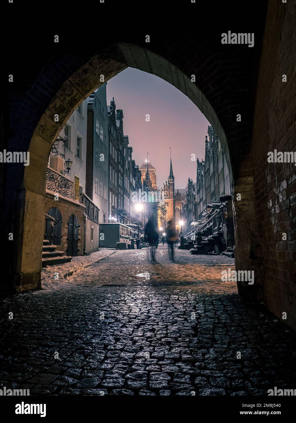 Wunderschöne historische Mariacka-Straße bei Nacht, unter Schneebedeckung, Danzig, Polen Stockfoto