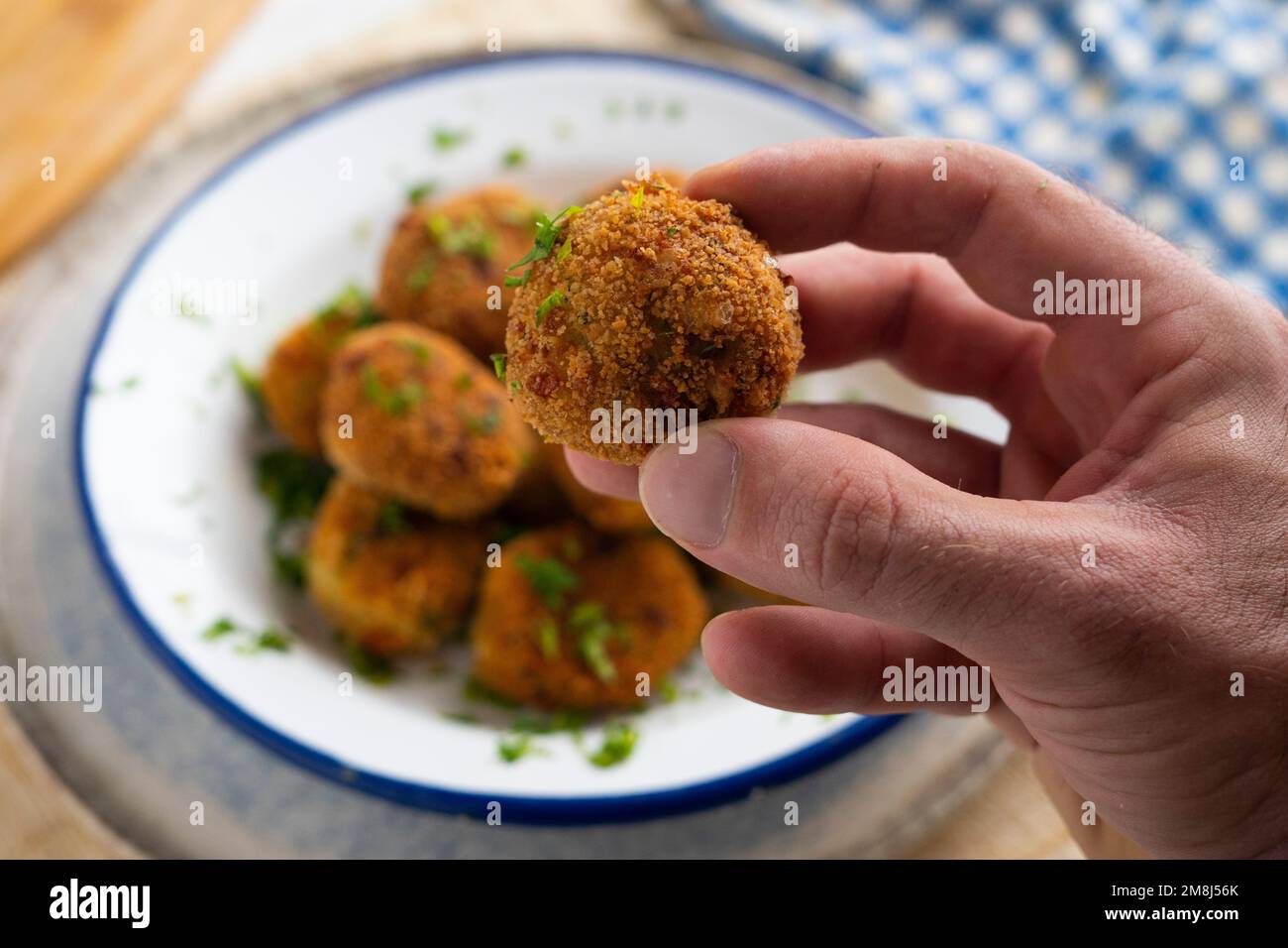 Spanische vegane Kroketten. Teig aus einer dichten Sauce wie Bocamel und einem Hackfleisch aus verschiedenen Zutaten oder Gemüse. Stockfoto