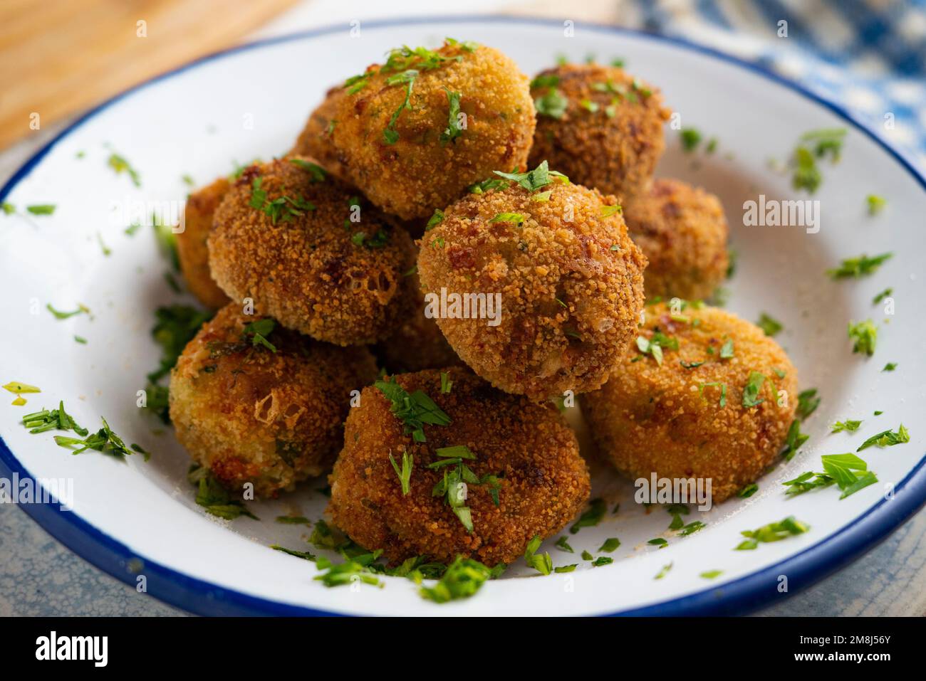 Spanische vegane Kroketten. Teig aus einer dichten Sauce wie Bocamel ...