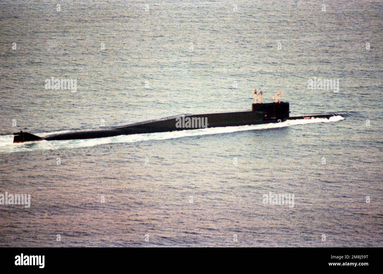 Ein Luftsicht aus der Luft auf das russische U-Boot der Nordflotte DELTA IV-Klasse mit nuklearen ballistischen Raketen, das auf der Oberfläche unterwegs ist. Land: Ostsee Stockfoto