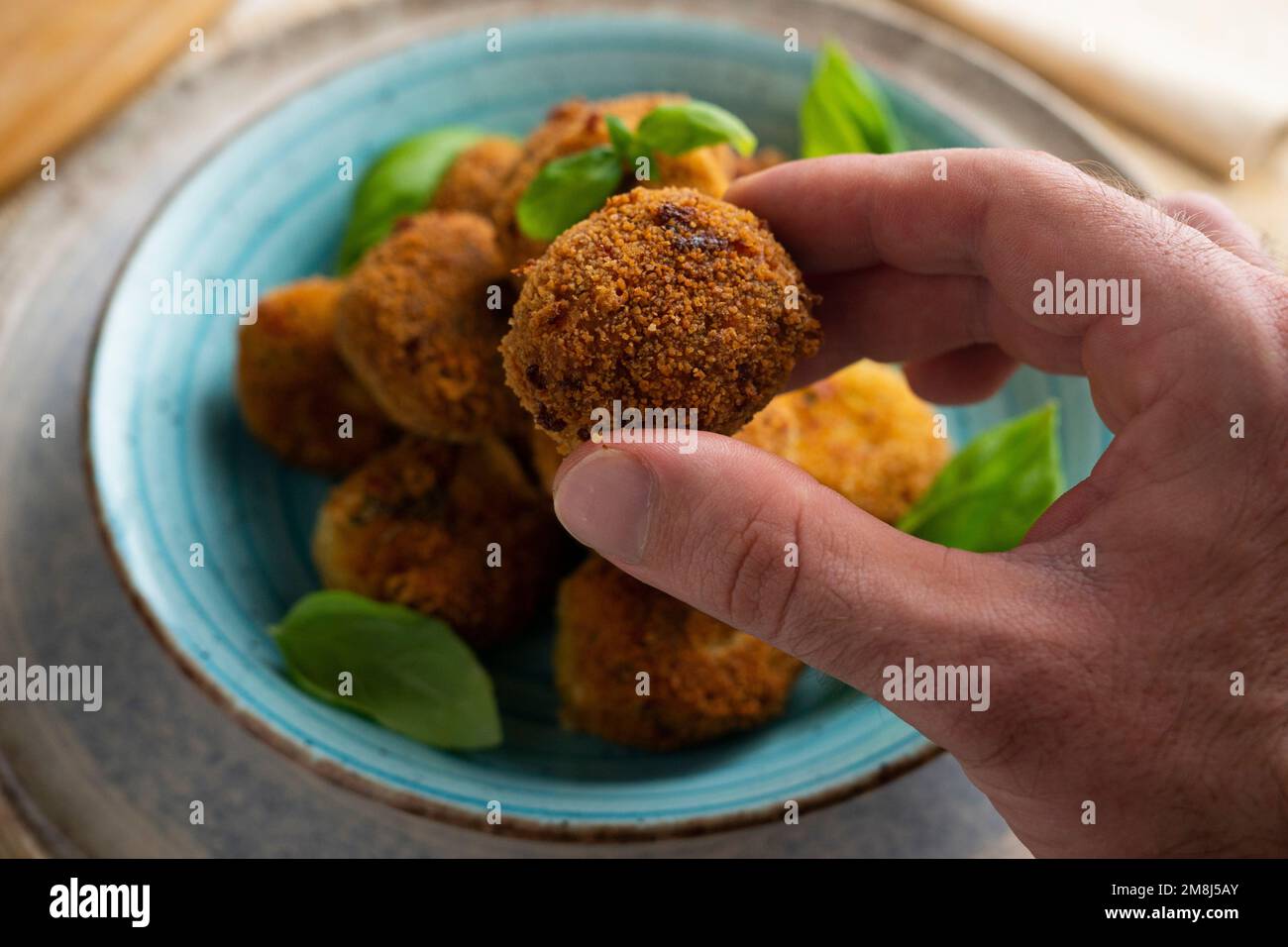 Spanische vegane Kroketten. Teig aus einer dichten Sauce wie Bocamel und einem Hackfleisch aus verschiedenen Zutaten oder Gemüse. Stockfoto