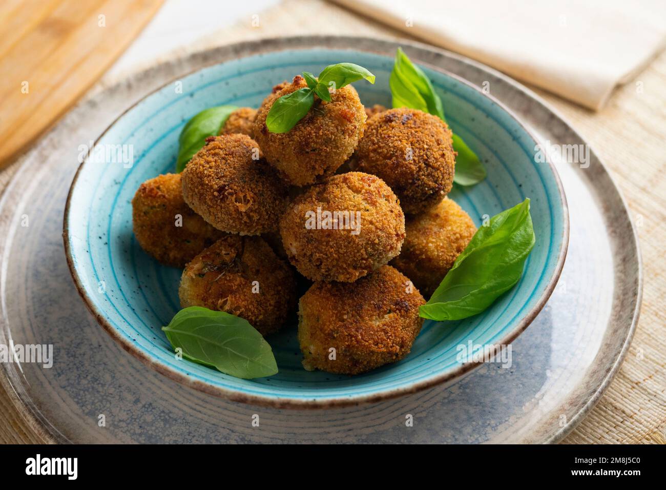 Spanische vegane Kroketten. Teig aus einer dichten Sauce wie Bocamel ...