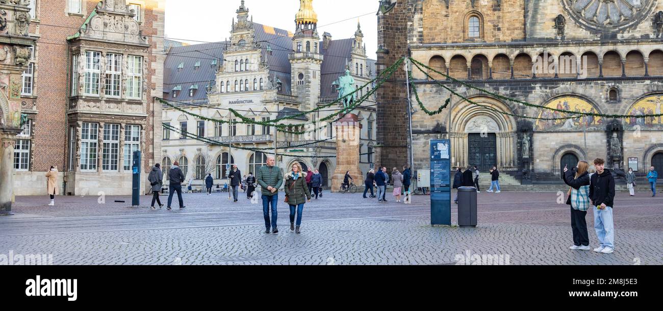 Bremen, Deutschland - 13. November 2022: Touristen passieren den zentralen Marktplatz nahe dem Rathaus in Bremen in der Freie Hansestadt Bremen in Deutschland Stockfoto
