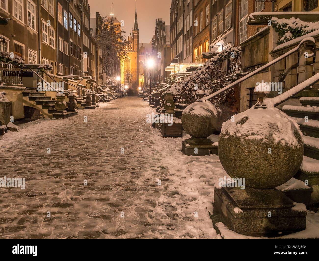 Wunderschöne historische Mariacka-Straße bei Nacht, unter Schneebedeckung, Danzig, Polen Stockfoto