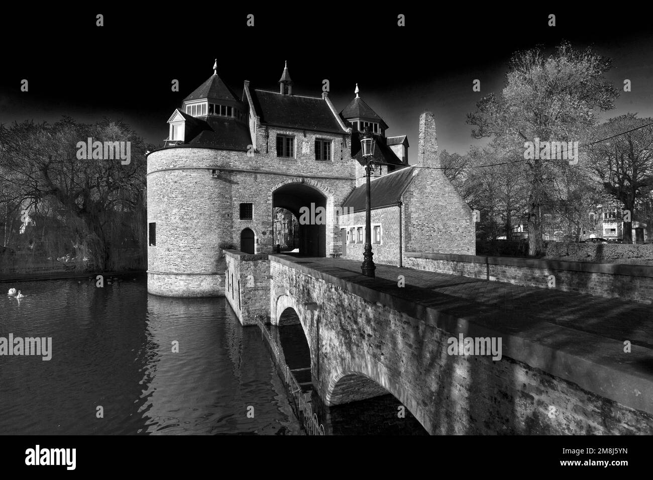 Das Stadttor Smedenpoort, Brügge, Westflandern in der Flämischen Region Belgiens. Brügge ist ein UNESCO-Weltkulturerbe. Stockfoto