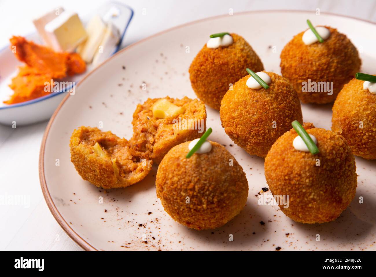 Sobrasada und Brie Kroketten. Teig aus einer dichten Sauce wie Bocamel ...