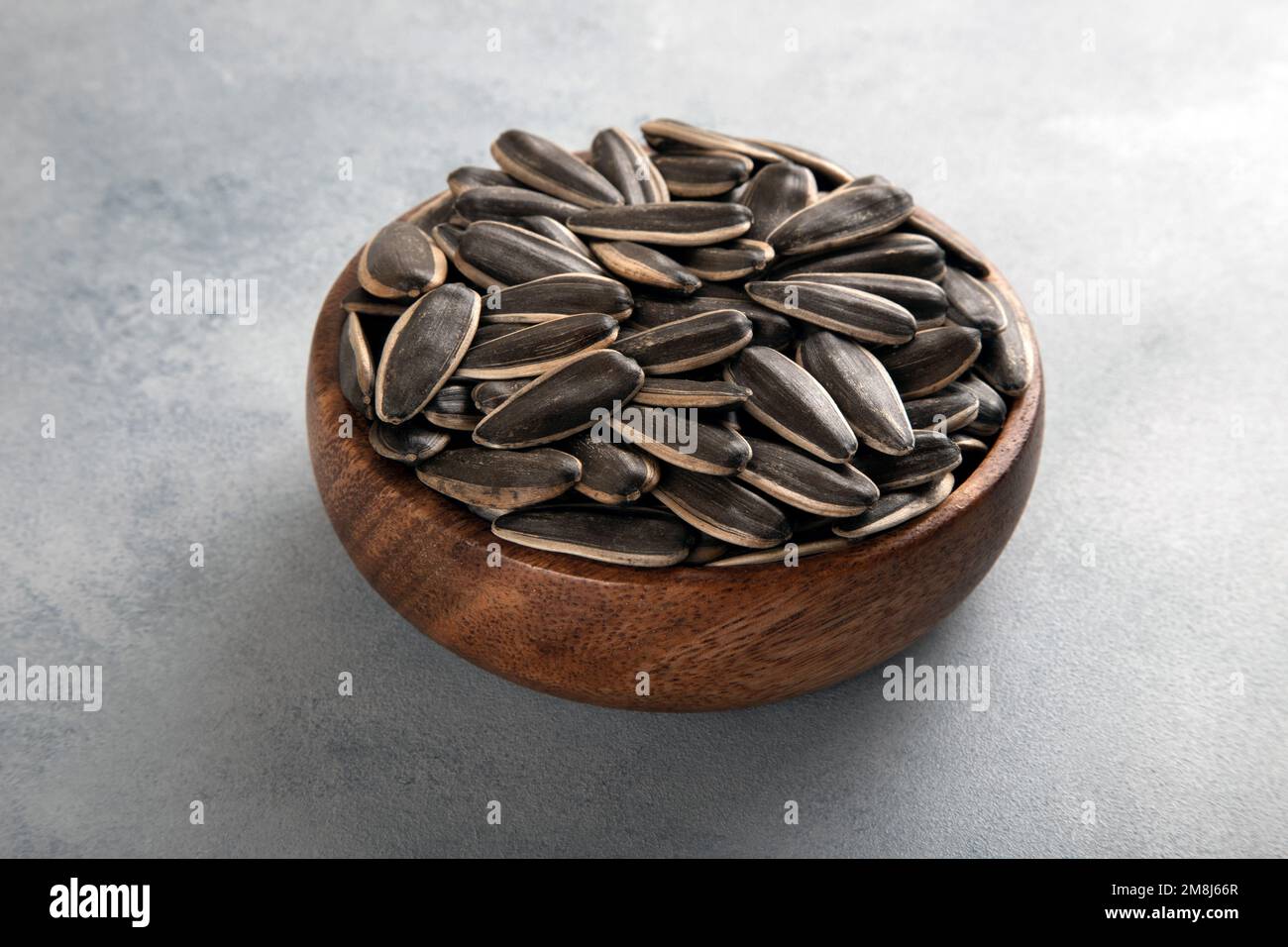 Schwarze Sonnenblumenkerne in einer Schüssel, schließen Stockfoto
