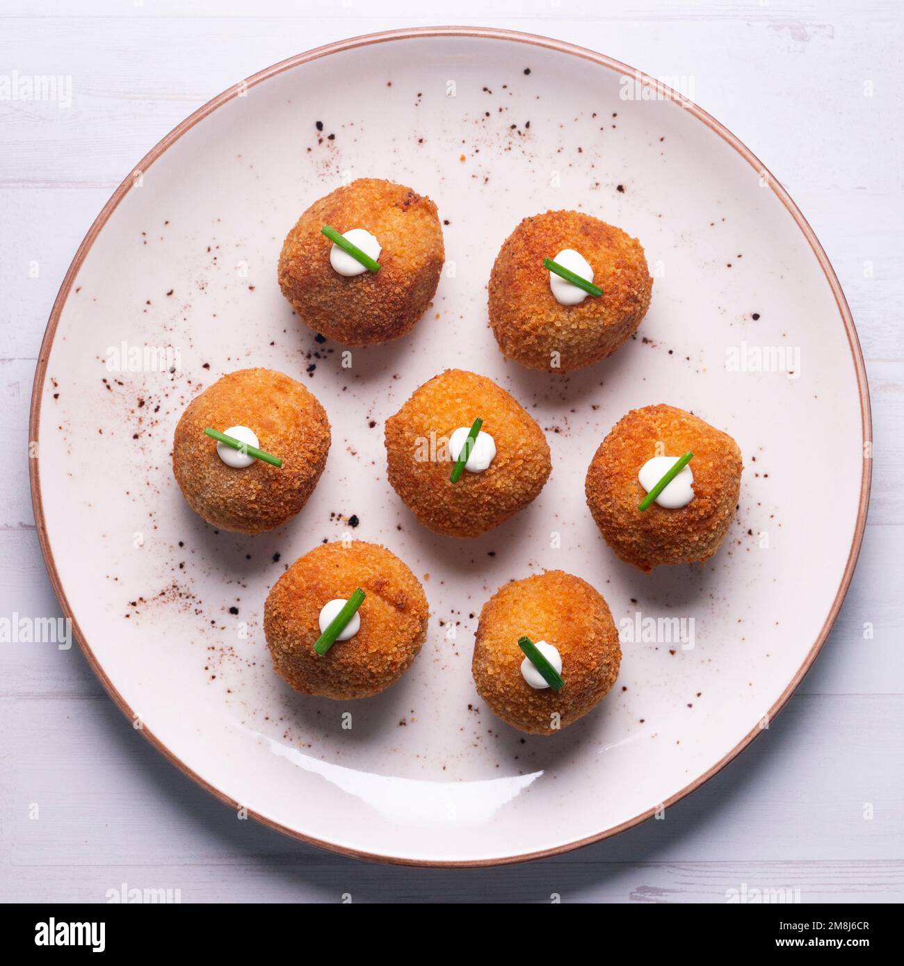 Spanische Kroketten. Die Krokette ist eine Portion Teig, der aus einer ...