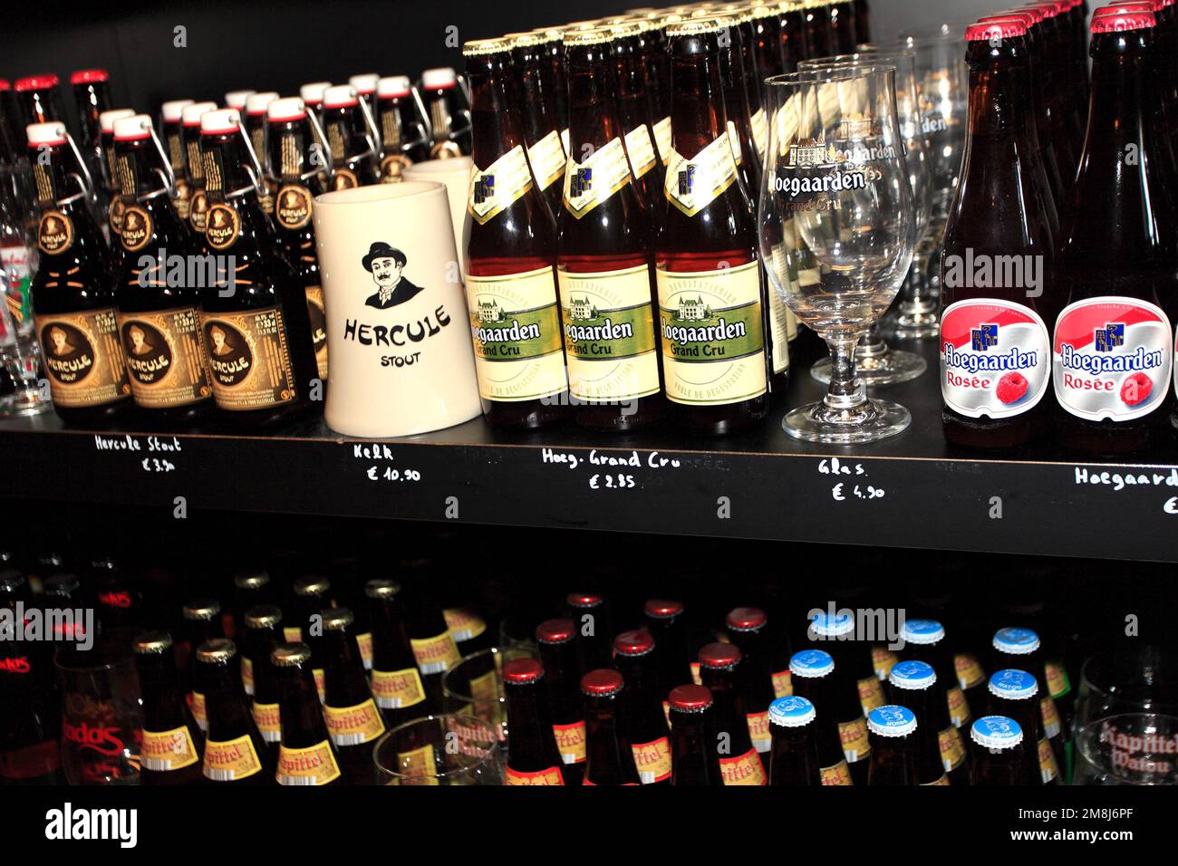 Belgien Beer Shop Ausstellung, Brügge City, Westflandern in der Flämischen Region Belgien. Brügge ist ein UNESCO-Weltkulturerbe. Stockfoto