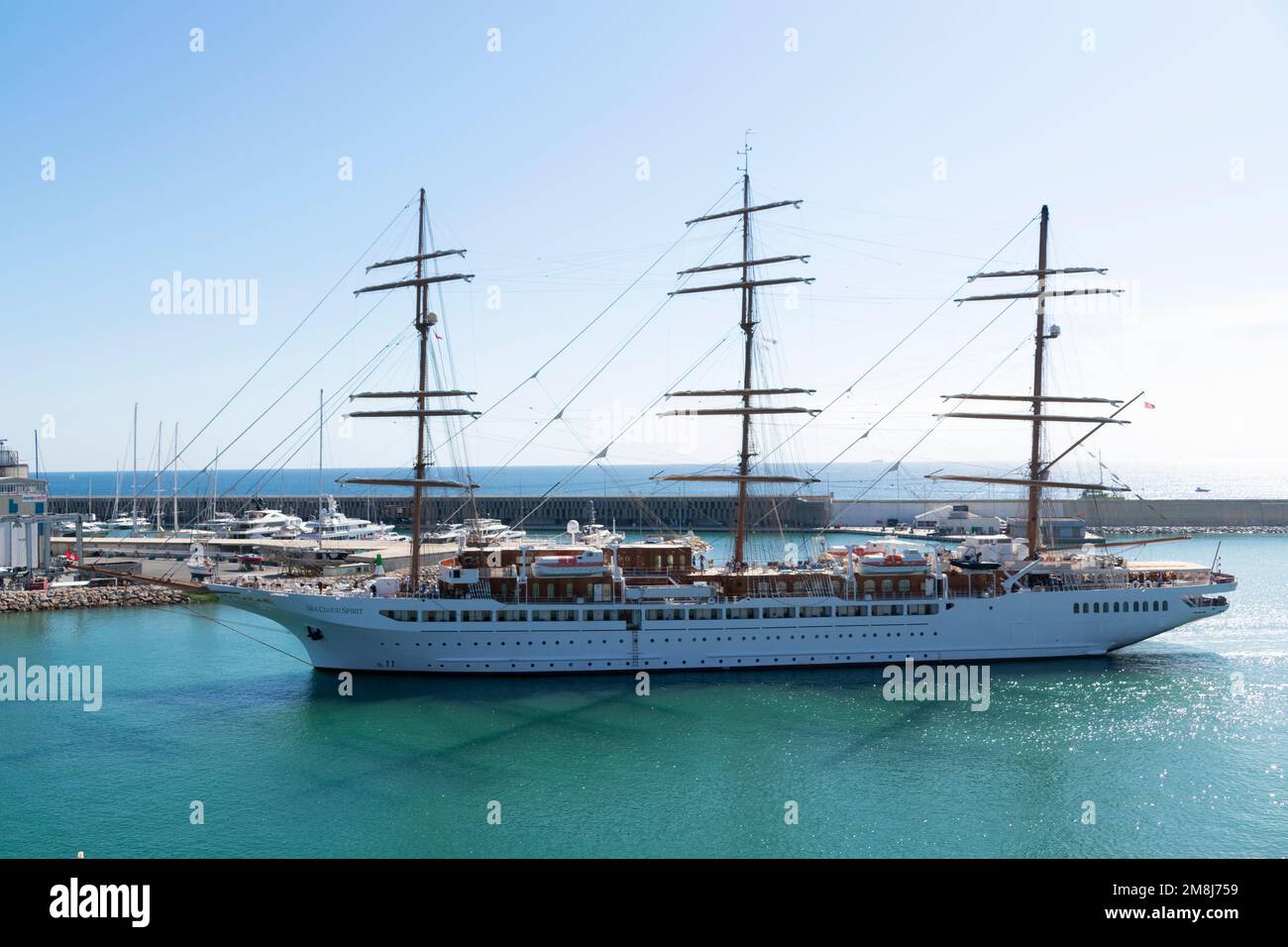 Ankunft im Hafen von Barcelona des Sea Cloud Spirit Segelboots von Sea Cloud Cruises am Morgen des 15. September 2022. Stockfoto