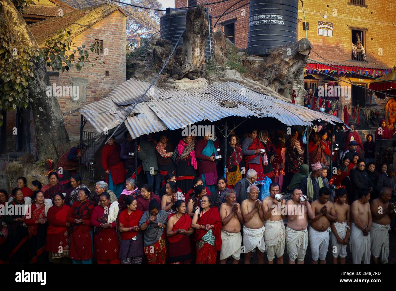 Bhaktapur, Nepal. 14. Januar 2023. Am 14. Januar 2023 in Bhaktapur, Nepal. Die Gläubigen führen religiöse Rituale anlässlich von Shree Swasthani Brata Katha durch, einem monatelangen Festival, das der Göttin Swasthani und dem Gott Madhav Narayan gewidmet ist. (Foto: Abhishek Maharjan/Sipa USA) Guthaben: SIPA USA/Alamy Live News Stockfoto