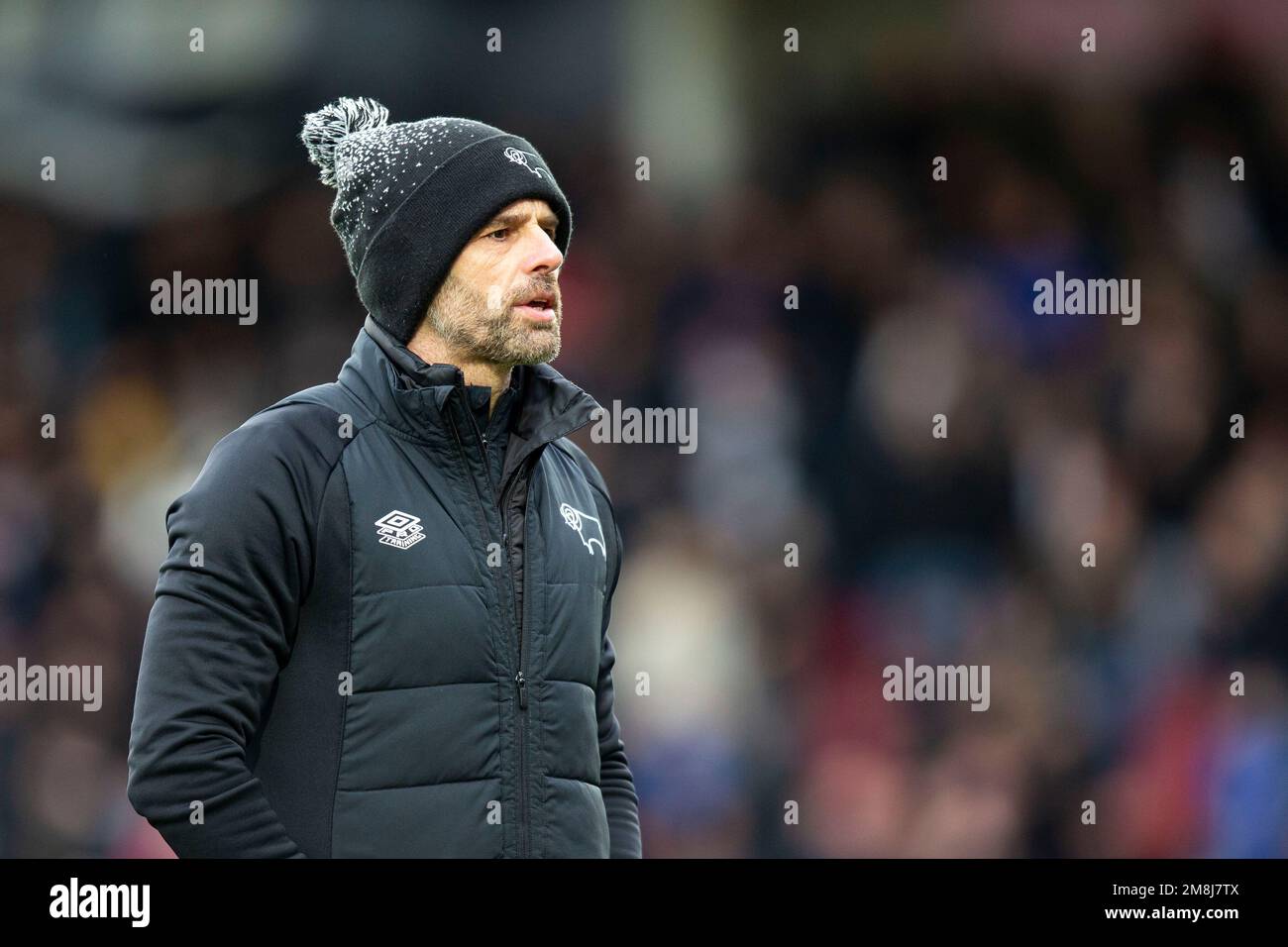 Cheltenham, Großbritannien. 14. Januar 2023. Derby County Manager Paul Warne vor dem Anstoß. EFL Skybet Football League One Match, Cheltenham Town gegen Derby County im Fully-Suzuki Stadium in Cheltenham, Gloucestershire am Samstag, den 14. Januar 2023. Dieses Bild darf nur zu redaktionellen Zwecken verwendet werden. Nur redaktionelle Verwendung, Lizenz für kommerzielle Verwendung erforderlich. Keine Verwendung bei Wetten, Spielen oder Veröffentlichungen von Clubs/Ligen/Spielern. Bild von Lewis Mitchell/Kredit: Andrew Orchard Sportfotografie/Alamy Live News Stockfoto