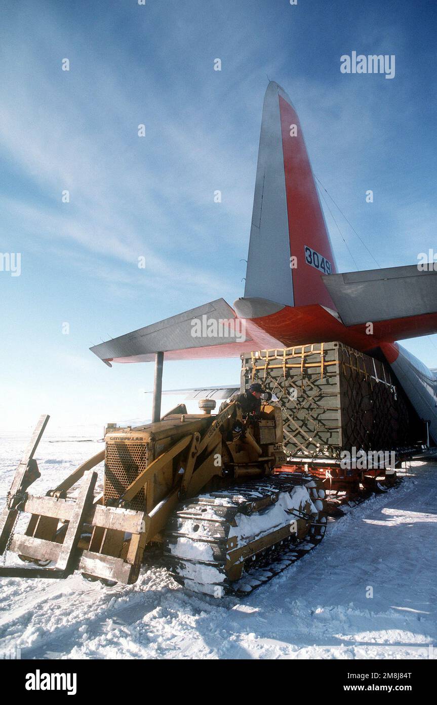 Rückansicht rechts – Mittleres Bild eines US Air Force LC-130H aus dem 109. Airlift Wing (AW), Stratton Air National Guard Base, Scotia, New York, ist beladen mit Vorräten an der MC Murdo Station, Antarktis, für den Transport zu wissenschaftlichen Stätten auf dem gesamten Antarktischen Kontinent. Basis: McMurdo Station Country: Antarktis (ATA) Stockfoto