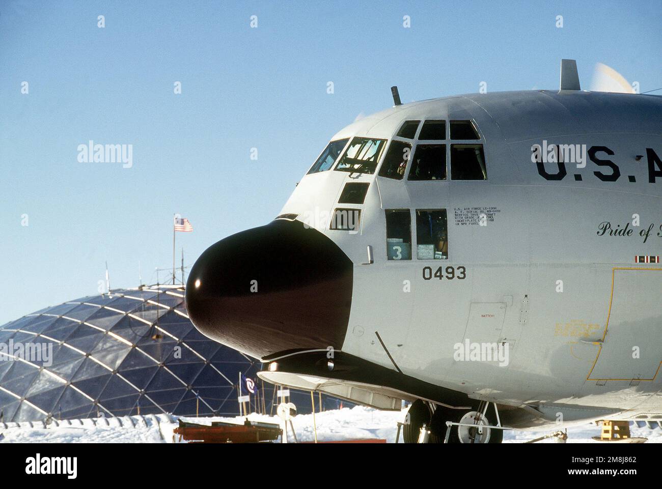 Profil auf der rechten Seite mittlere Nahaufnahme eines US Air Force LC-130H aus dem 109. Airlift Wing (AW), Stratton Air National Guard Base, Scotia, New York, befindet sich vor dem Wissenschaftsdom der National Science Foundation an der South Pole Station, Antarktis. Der 109. AW ist weltweit das einzige Gerät, das den LC-130H fliegt. Land: Antarktis (ATA) Stockfoto