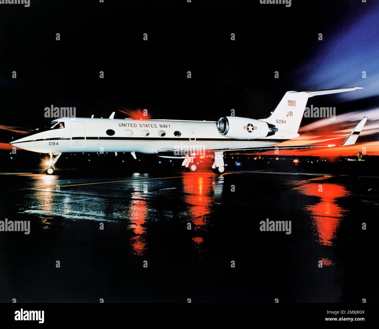 Ein Nachtsicht auf das neue C-20G-Transportflugzeug, das auf der Rollbahn der Naval Air Station geparkt ist. Dies ist das erste von fünf Flugzeugen, die an die Navy geliefert werden. Ein weiteres Flugzeug wird zum Marine Corps fliegen (genaues Datum unbekannt). Basis: Patuxent River Bundesstaat: Maryland (MD) Land: Vereinigte Staaten von Amerika (USA) Stockfoto