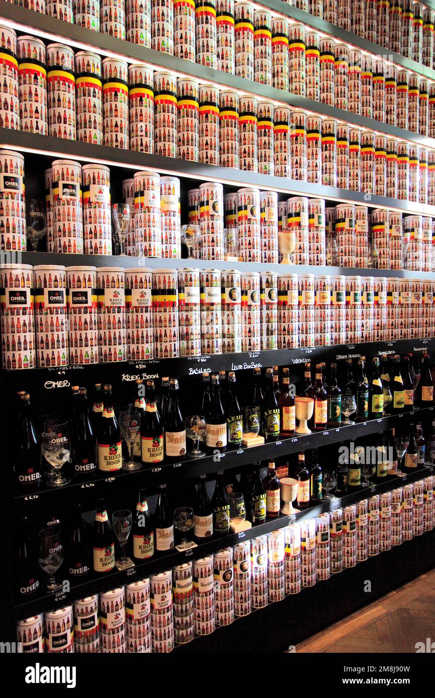 Belgien Beer Shop Ausstellung, Brügge City, Westflandern in der Flämischen Region Belgien. Brügge ist ein UNESCO-Weltkulturerbe. Stockfoto