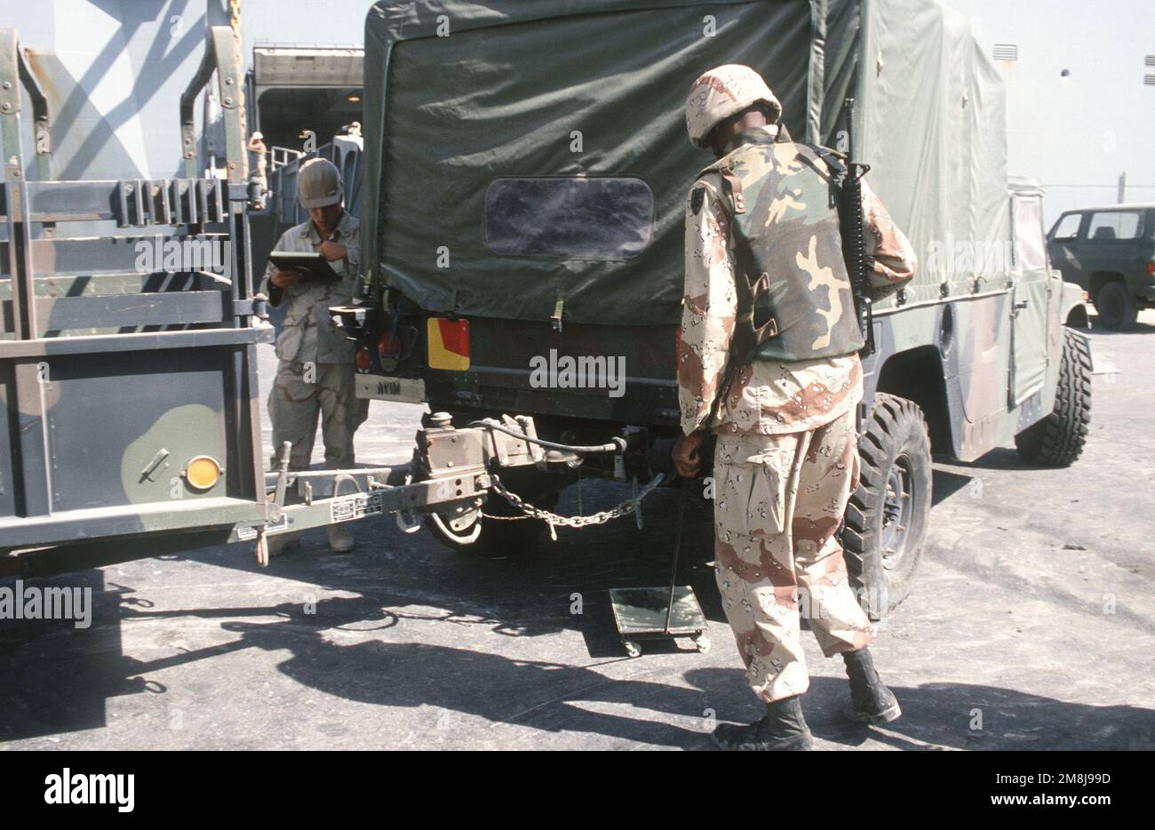 PFC Kevin Johnson, 155. Transportation Company, Fort Eustis, VA, stellt Sicherheitsdienste bereit und inspiziert Fahrzeuge, bevor sie an Bord der USNS Denebola geladen werden. Einsatzgebiet/Serie: UNOSOM II Basis: Mogadischu Land: Somalia (SOM) Stockfoto