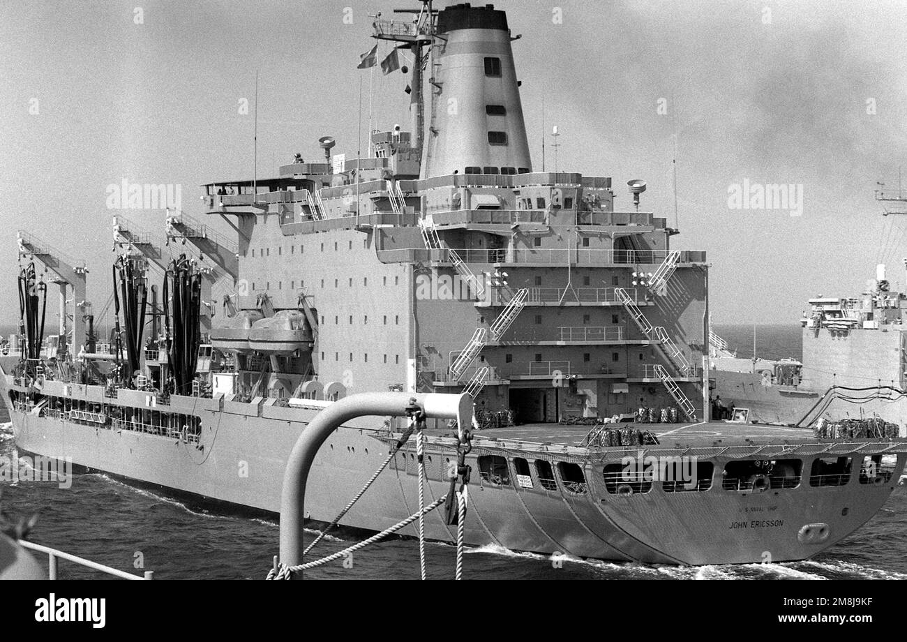 Der Flottenöler USNS JOHN ERICSSON (T-AO-194) betankt das Tanklandeschiff USS CAYUGA (LST-1186) auf dem Weg vor der Küste von Mogadischu, Somalia. Land: Somalia (SOM) Stockfoto