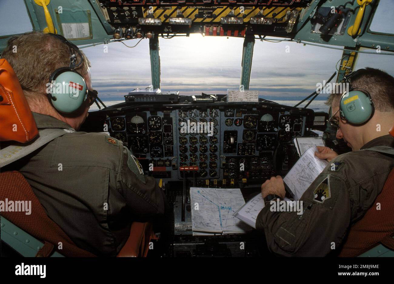 MAJ. Steve O'Brien (links) und CAPT. Carl Lojovich (rechts) fliegt eine C-130 mit Essen und Medikamenten nach Sarajevo. MAJ. O'Brien und CAPT. Lojovich ist dem 133. Luftwaffenflügel zugeteilt, Minnesota Air National Guard, St. Paul, Minnie. Betreff Betrieb/Serie: ZUSAGELAND ANGEBEN: Unbekannt Stockfoto