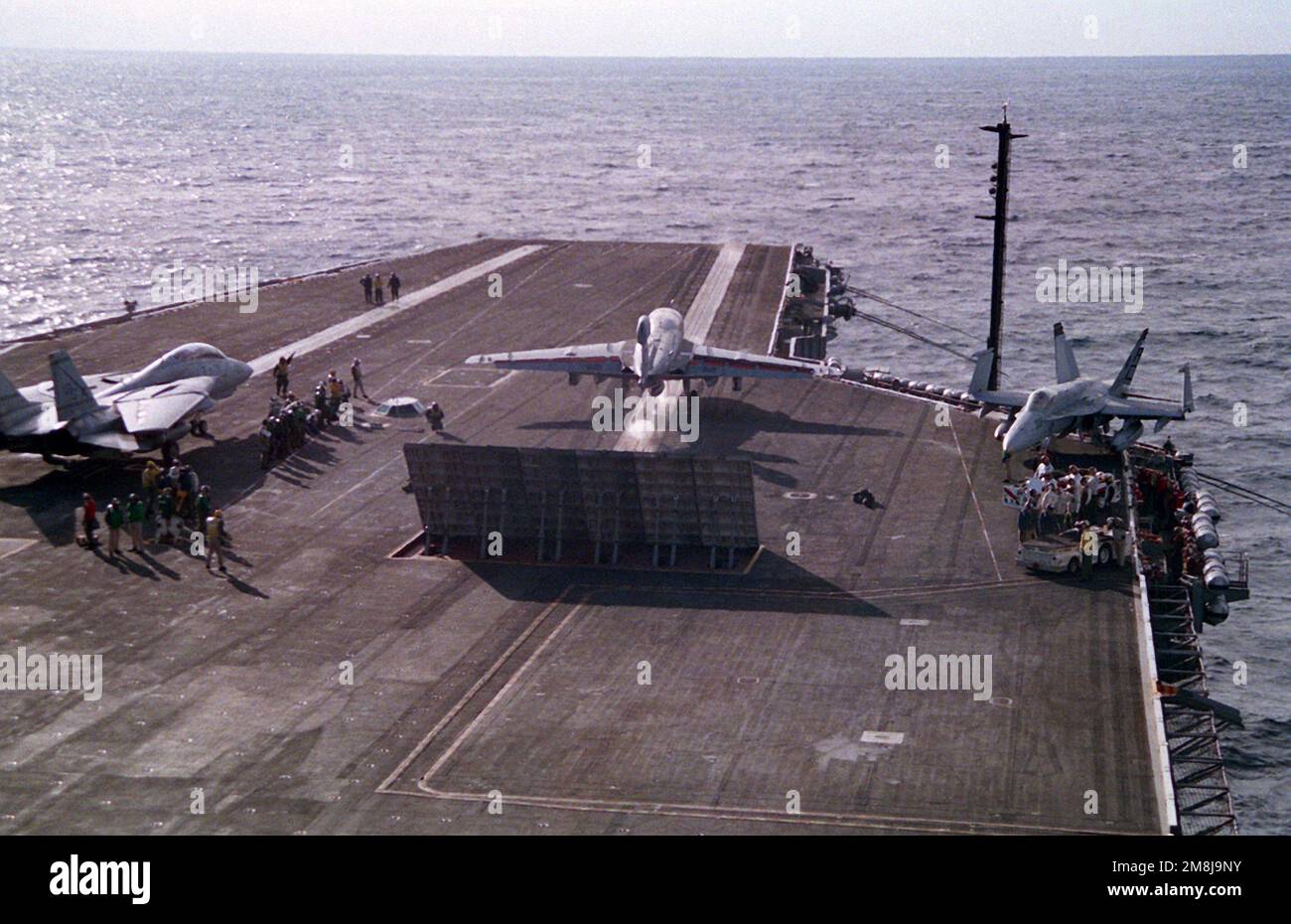 Ein Prowler-Flugzeug der taktischen Elektronischen Kriegsstaffel 130 (VAQ-130) EA-6B landet während der Qualifikation von Flottenflugzeugträgern vor der Ostküste vom Deck des nukleargetriebenen Flugzeugträgers USS DWIGHT D. EISENHOWER (CVN-69). Das Flugzeug wird von LT geflogen. Shannon Arbeiter der Zappers. LT. Der Arbeiter ist die erste Pilotin, die sich seit der Aufhebung des Titels 10 (Ausschluss von der Bekämpfung) an Bord eines Kriegsschiffs qualifiziert hat, der Frauen den Dienst in Kampfeinheiten untersagt. Basis: USS Dwight D Eisenhower (CVN 69) Land: Atlantik (AOC) Stockfoto