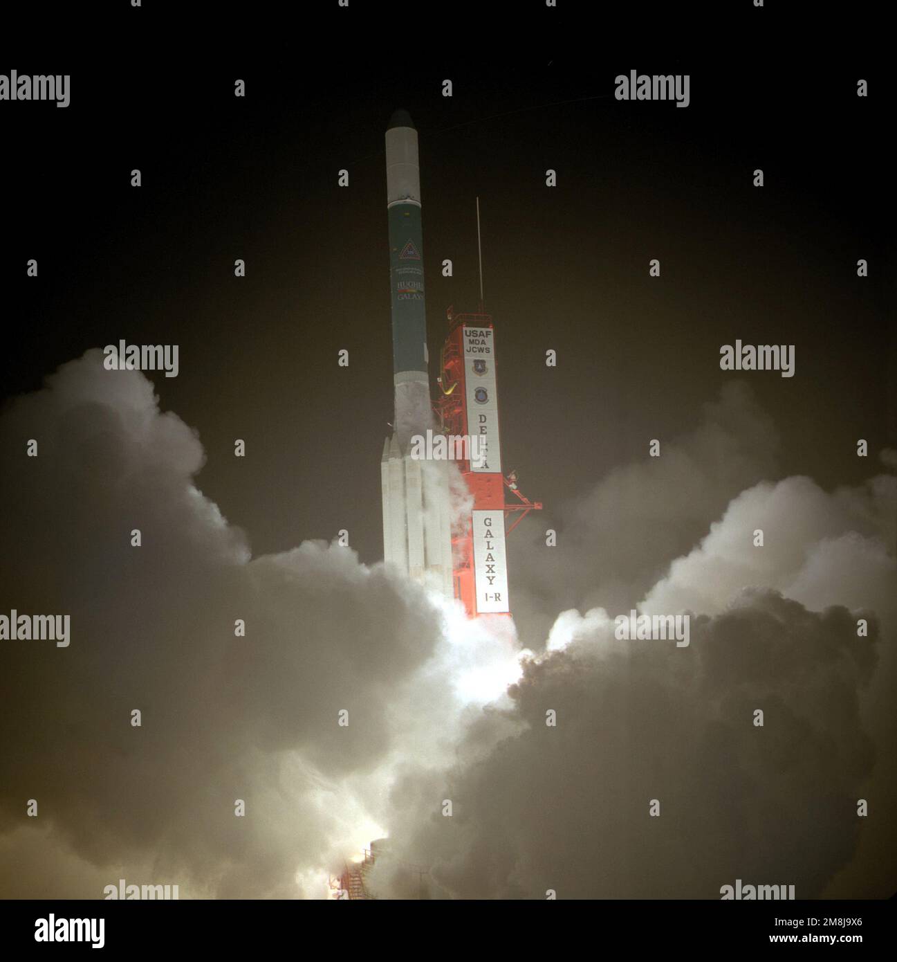 Ein kommerzieller Delta II startet mit einem erfolgreichen Start aus Komplex 17B um 1854 Uhr östlicher Normalzeit. Das Delta II trug das Galaxy I-R-Raumschiff für Hughes Communications. Basis: Luftwaffenstützpunkt Cape Canaveral Bundesstaat: Florida (FL) Land: Vereinigte Staaten von Amerika (USA) Stockfoto