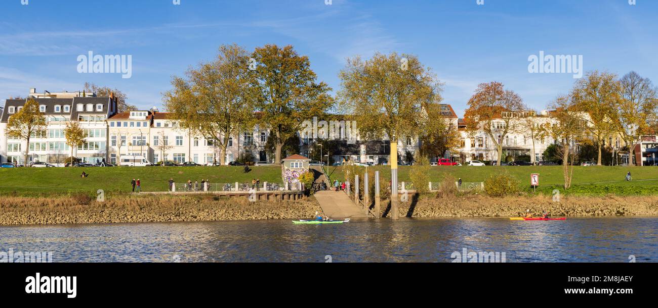 Bremen, Deutschland - 13. November 2022: Stadtbild Bremens mit Fähre über die Weser im Bundesstaat Freie Hansestadt Bremen in Deutschland Stockfoto