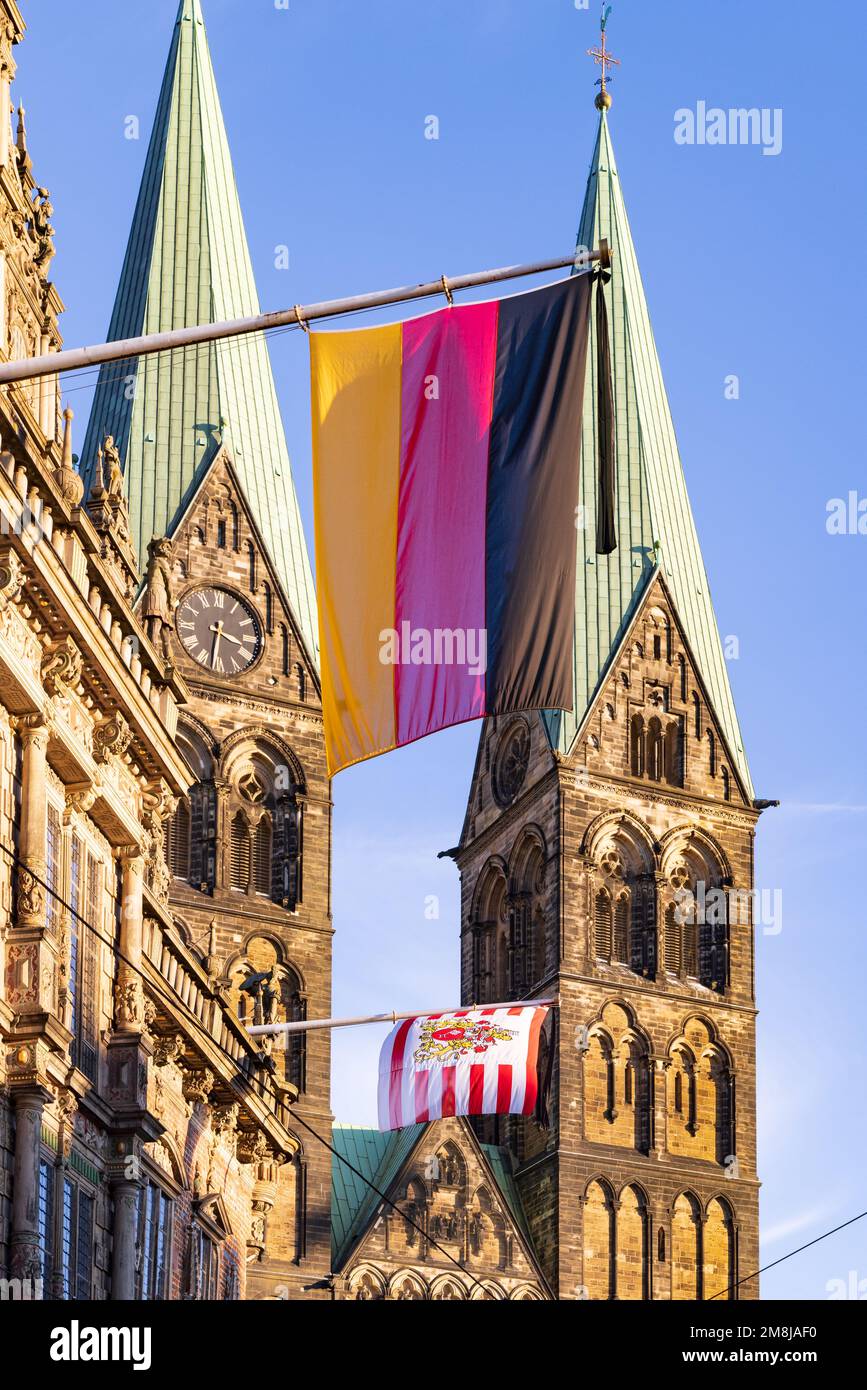 Bremen, Deutschland - 13. November 2022: Bremer Dom und Rathaus mit deutscher Flagge in der Freie Hansestadt Bremen Stockfoto
