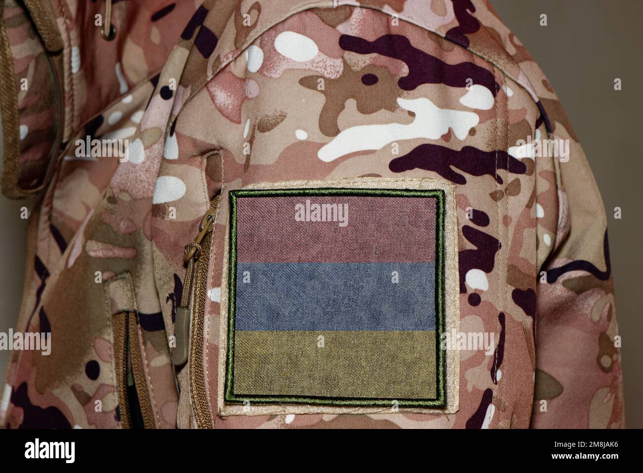 Armenischer Soldat. Soldat mit Flagge Armenien, armenische Flagge auf Militäruniform. Tarnkleidung Stockfoto