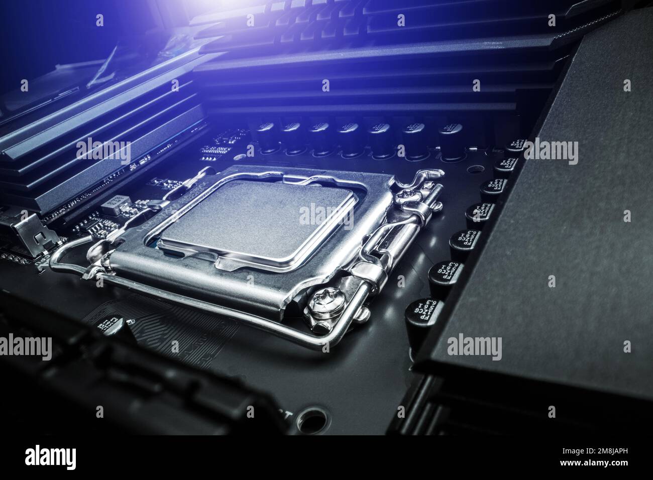 Moderne Computerprozessoren der neuen Generation: CPU zwischen Kühlkomponenten. Design Für Desktop-Computer-Gebäude. Stockfoto