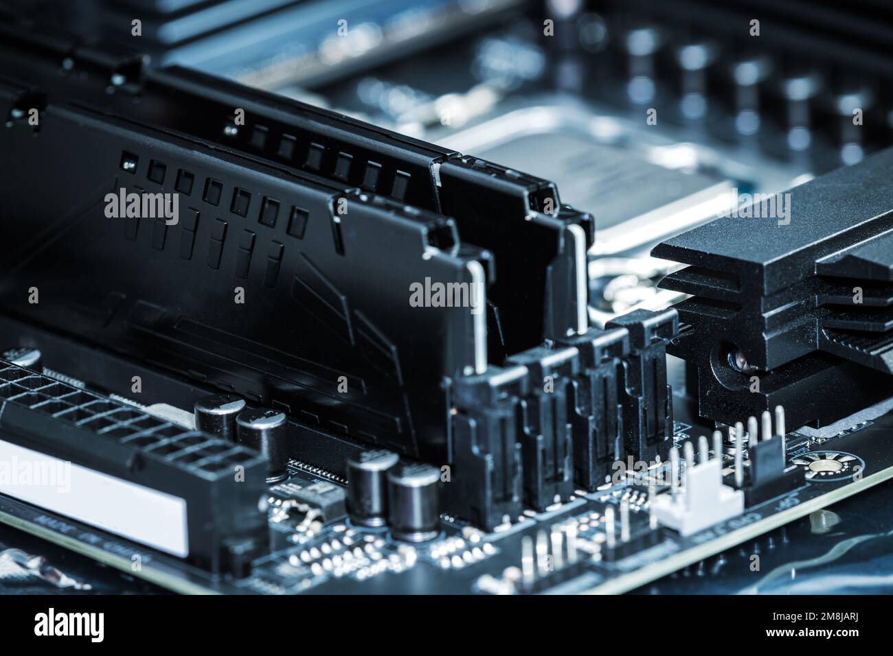 RAM-Speichermodule mit wahlfreiem Zugriff, die in modernen Steckplätzen der Computerplatine installiert sind. Stockfoto