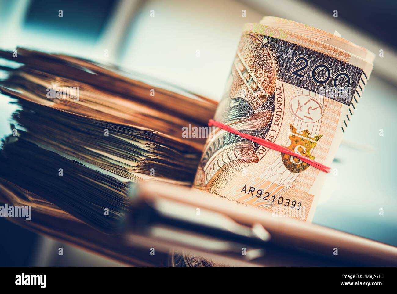 Polnisches Währungsthema für polnische Zloty. Gerollte Banknoten. Fettes Geld. Stockfoto