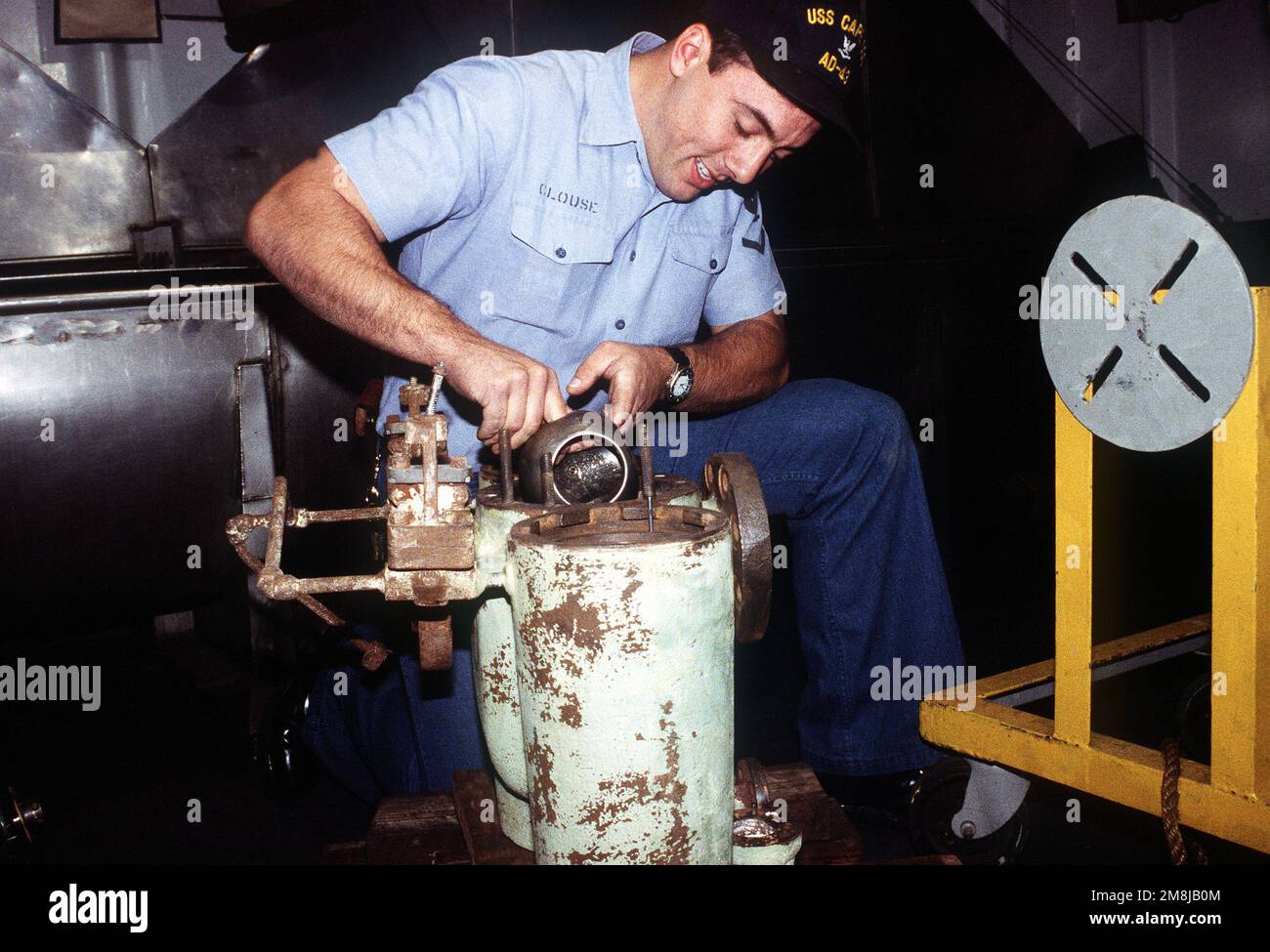 Boiler Technician Third Class (BT3) Steven Clouse baut das obere Kugelventil wieder in das feuersichere Heizölsieb an Bord des Zerstörers USS CAPE COD (AD-43) ein. Basis: San Diego Staat: Kalifornien (CA) Land: Vereinigte Staaten von Amerika (USA) Stockfoto