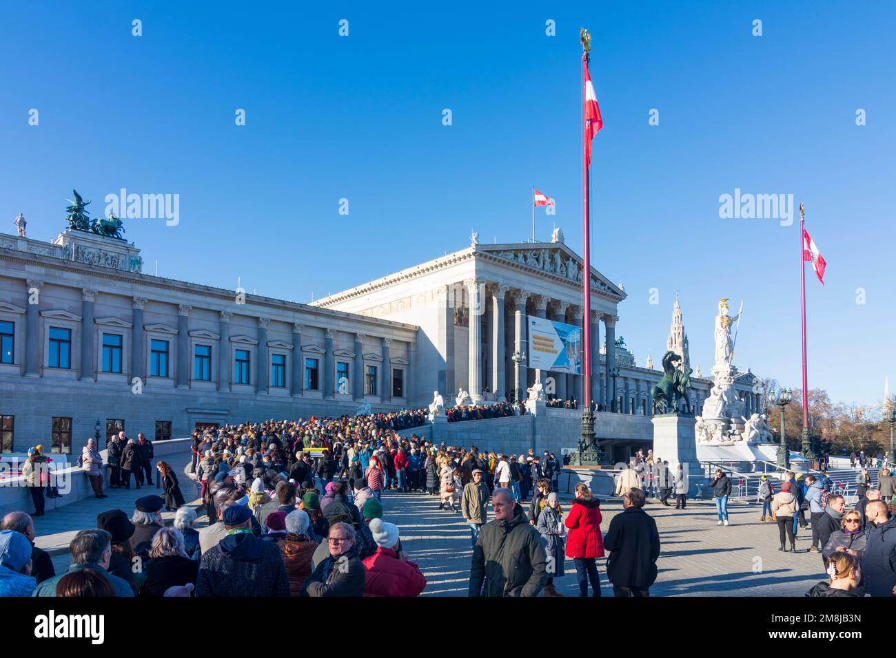 Wien, Wien: Am Tag der offenen Tür im Jahr 01 stehen die Menschen vor dem neu eröffneten österreichischen parlament in Schlange. Altstadt, Wien, Österreich Stockfoto