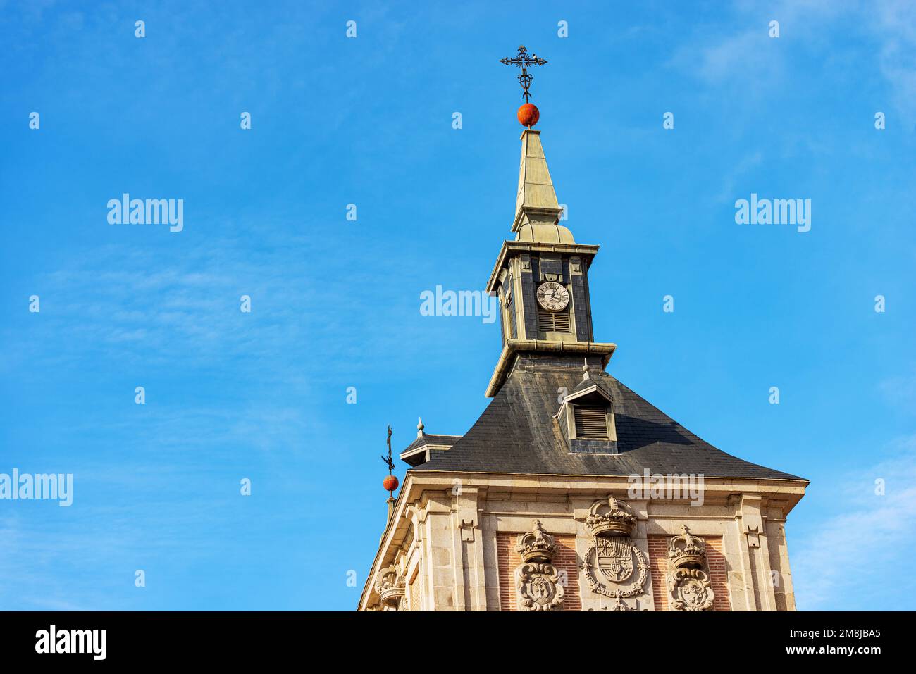 Fassade des Turms der Casa De La Villa, 1692, altes Rathaus an der Plaza de la Villa, Madrid Innenstadt, Spanien, Europa. Architekt Juan Gomez de Mora. Stockfoto