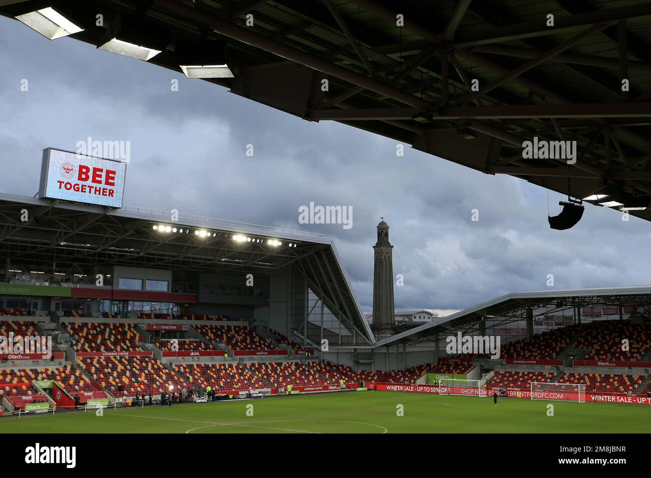 London, Großbritannien. 14. Januar 2023. Ein allgemeiner Blick auf das Stadion mit dem London Water & Steam Museum Tower im Hintergrund während des Premier League-Spiels zwischen Brentford und Bournemouth im GTECH Community Stadium, London, England am 14. Januar 2023. Foto von Carlton Myrie. Nur redaktionelle Verwendung, Lizenz für kommerzielle Verwendung erforderlich. Keine Verwendung bei Wetten, Spielen oder Veröffentlichungen von Clubs/Ligen/Spielern. Kredit: UK Sports Pics Ltd/Alamy Live News Stockfoto