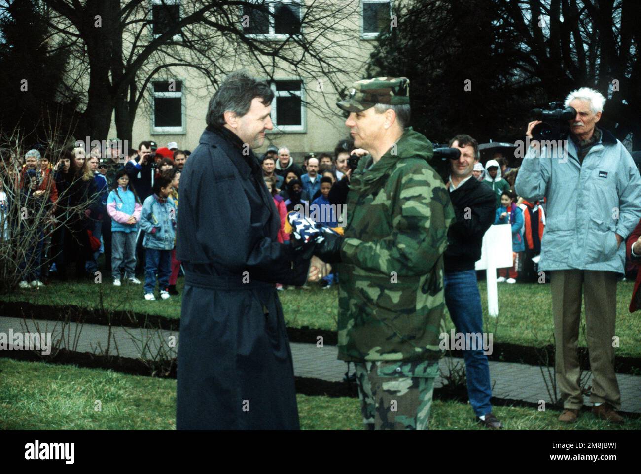 Mr. Muller, Vertreter von Fulda, erhält eine amerikanische Flagge bei der Deaktivierungszeremonie des 11. Panzerkavallerie-Regiments. Basis: Unten Baracken Staat: Fulda Land: Deutschland / Deutschland (DEU) Stockfoto