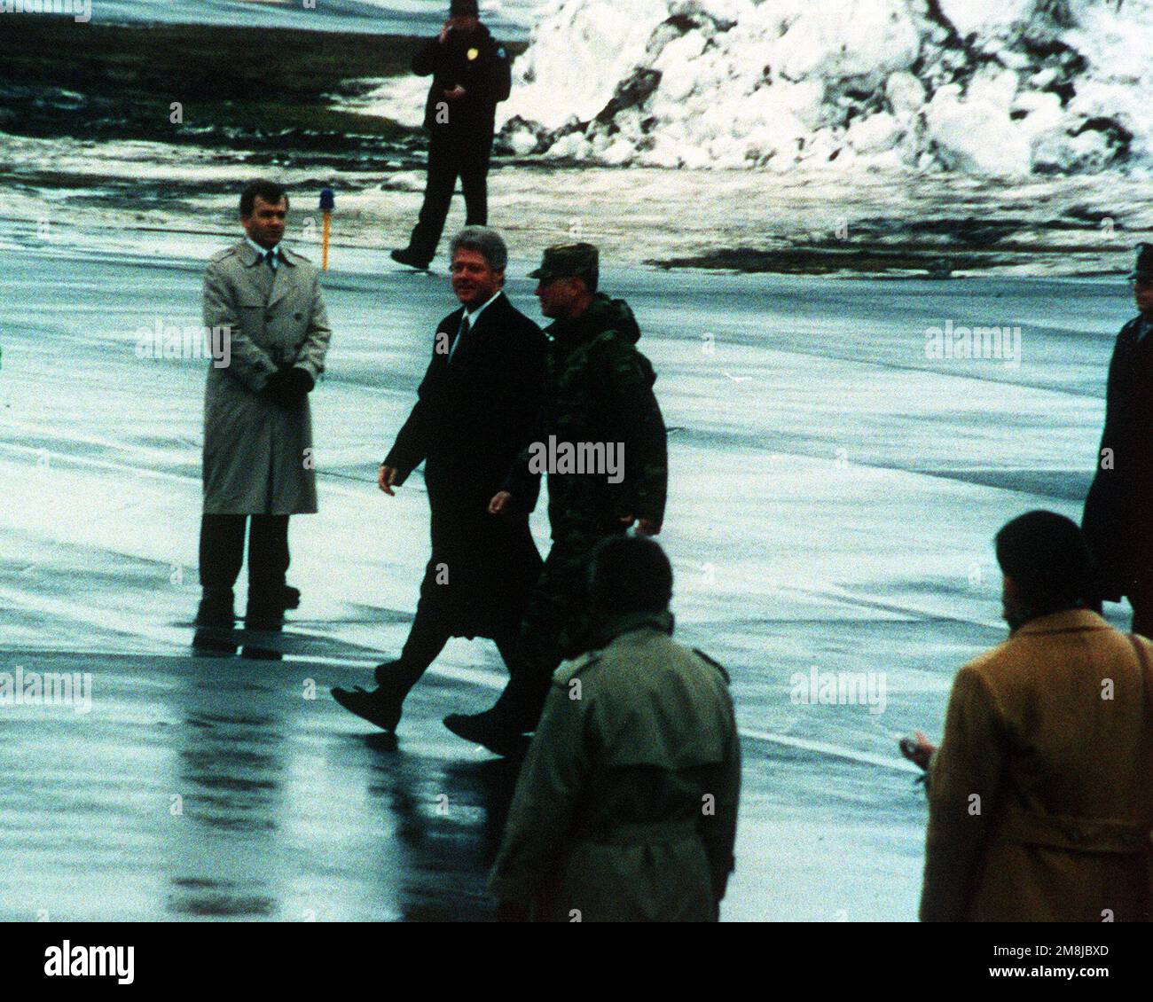 Präsident William Jefferson Clinton geht mit MAJ über die Fluglinie. GEN. David C. Meade, Commander, 10. Bergdivision. Basis: Fort Drum Bundesstaat: New York (NY) Land: Vereinigte Staaten von Amerika (USA) Stockfoto