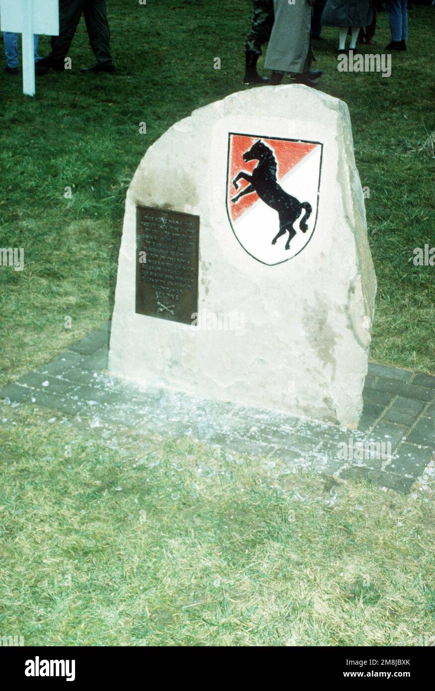 Dies ist ein Blackhorse-Stein, Symbol des 11. Panzerkavallerie-Regiments, das während der Deaktivierungszeremonie des 11. Panzerkavallerie-Regiments entdeckt wurde. Basis: Unten Baracken Staat: Fulda Land: Deutschland / Deutschland (DEU) Stockfoto